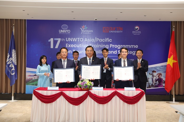 Lễ ký kết Thỏa thuận hợp tác 3 bên giữa UNWTO, Cục Du lịch Quốc gia Việt Nam và Trường Đại học Duy Tân tại Hội thảo